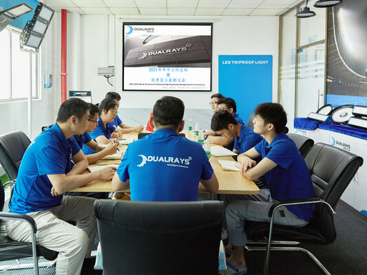 D4 LED Vochtbestendige Lamp 160LPW met Klaar voor Nood 4W@3UUR Plug-and-Play Gemakkelijk voor Onderhoud​ Geschikt voor Parkeergarage en Verlichting